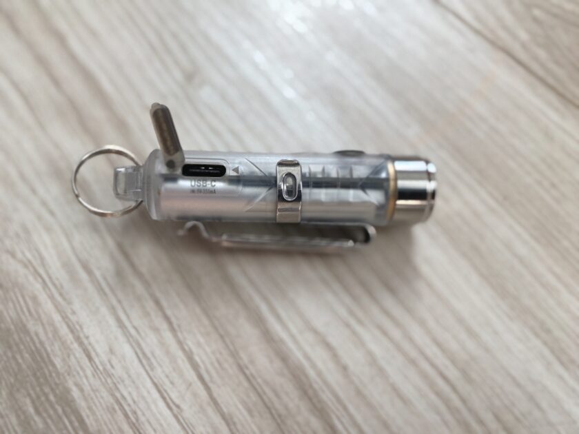 RovyVon aurora A8 keychain flashlightのデザイン　USB