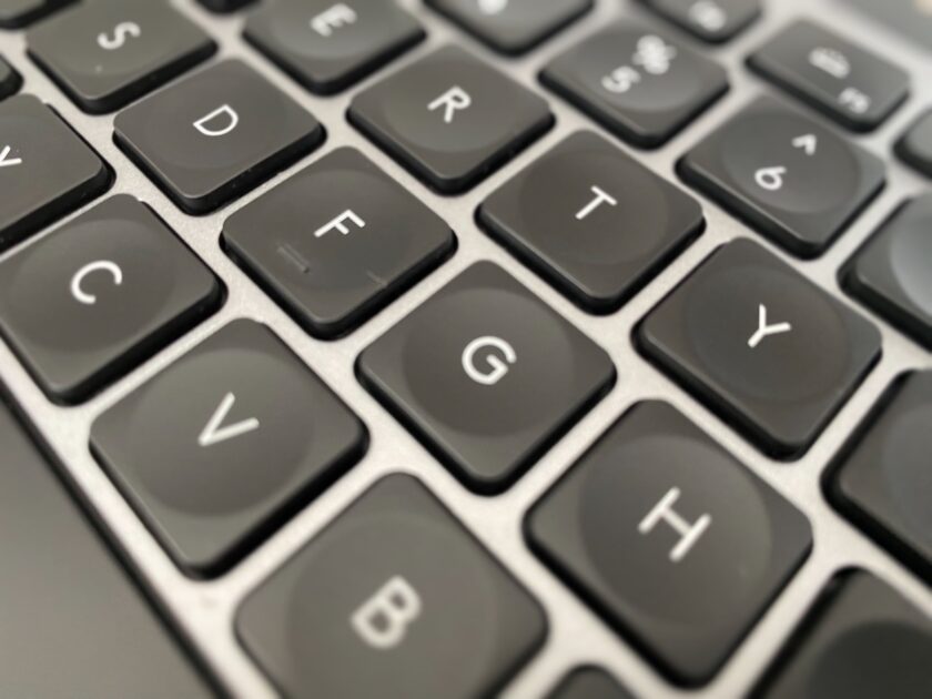 mx keysのキーボードはキーに窪みがあり、指先とのフィット感が抜群